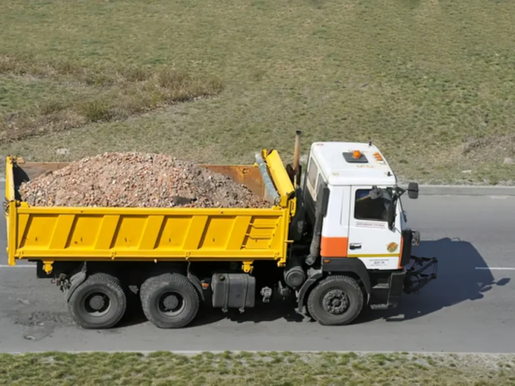 Camions bennes du parc matériel de BM CORPORATE